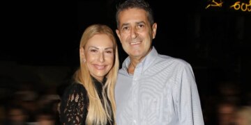 Γιώργος Μυλωνάκης - Τίνα Μεσσαροπούλου: Η κοινή έξοδος του ζευγαριού στο Θέατρο Άλσος και τα χαμόγελα στην κάμερα