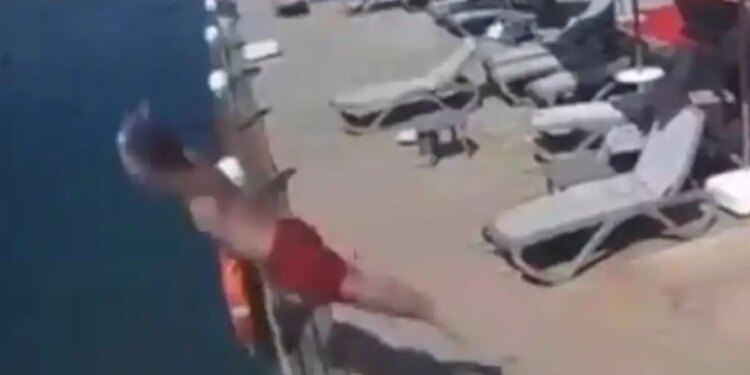Τουρκία: Πατέρας 3 παιδιών βούτηξε από προβλήτα στη θάλασσα και σκοτώθηκε - Βίντεο με τις τελευταίες του στιγμές