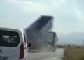 Τουρκία: Φορτηγό με σηκωμένη την καρότσα γκρεμίζει μεταλλική πινακίδα σε αυτοκινητόδρομο