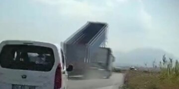 Τουρκία: Φορτηγό με σηκωμένη την καρότσα γκρεμίζει μεταλλική πινακίδα σε αυτοκινητόδρομο
