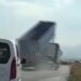 Τουρκία: Φορτηγό με σηκωμένη την καρότσα γκρεμίζει μεταλλική πινακίδα σε αυτοκινητόδρομο
