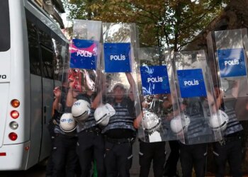 Τούρκος συνταξιούχος αστυνομικός αυτοκτόνησε σε διαδήλωση - Η σύνταξη δεν του έφτανε να ζήσει