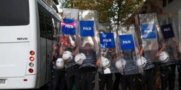Τούρκος συνταξιούχος αστυνομικός αυτοκτόνησε σε διαδήλωση - Η σύνταξη δεν του έφτανε να ζήσει