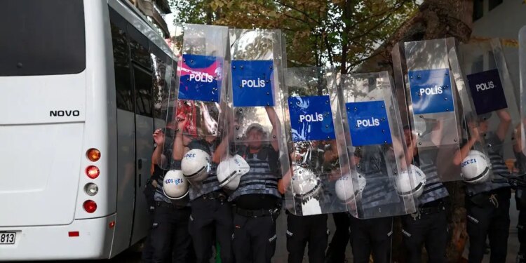 Τούρκος συνταξιούχος αστυνομικός αυτοκτόνησε σε διαδήλωση - Η σύνταξη δεν του έφτανε να ζήσει