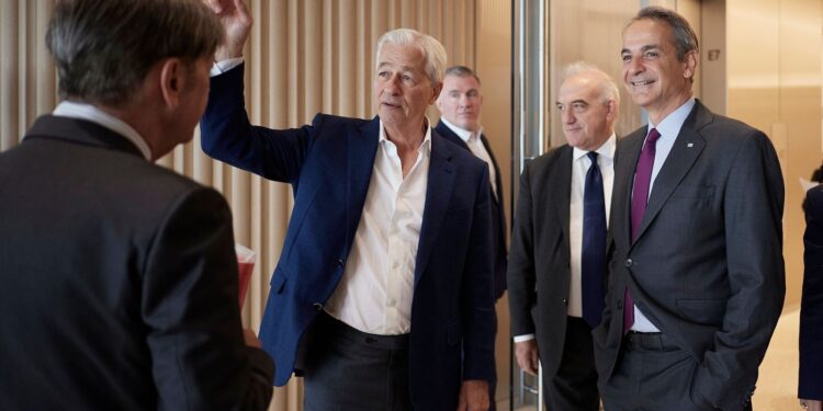 Συνάντηση Μητσοτάκη με τον CEO της JP Morgan στη Νέα Υόρκη