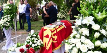 Σε κλίμα βαθιάς συγκίνησης το τελευταίο «αντίο» στον Σπύρο Χαλβατζή - ertnews.gr