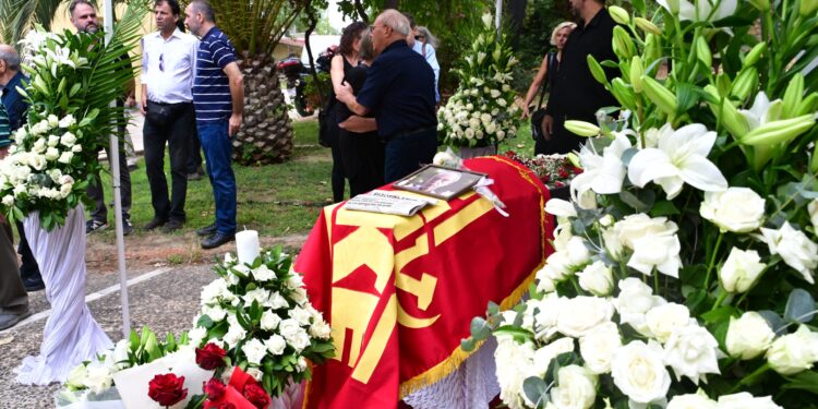 Σε κλίμα βαθιάς συγκίνησης το τελευταίο «αντίο» στον Σπύρο Χαλβατζή - ertnews.gr