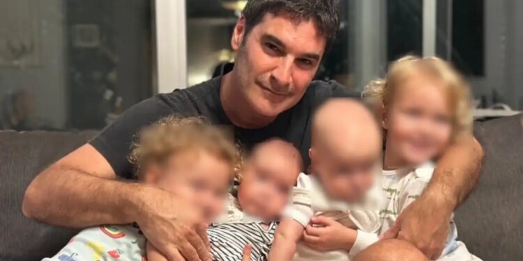 Ο Χριστόφορος Παπακαλιάτης βάφτισε τα δίδυμα ανίψια του