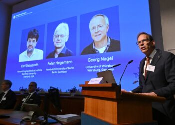 Νόμπελ Ιατρικής 2026: Απονεμήθηκε στους Καρλ Ντάισεροτ, Πίτερ Χέγκεμαν και Γκέοργκ Νάγκελ για το επαναστατικό τους έργο στον τομέα της οπτογενετικής