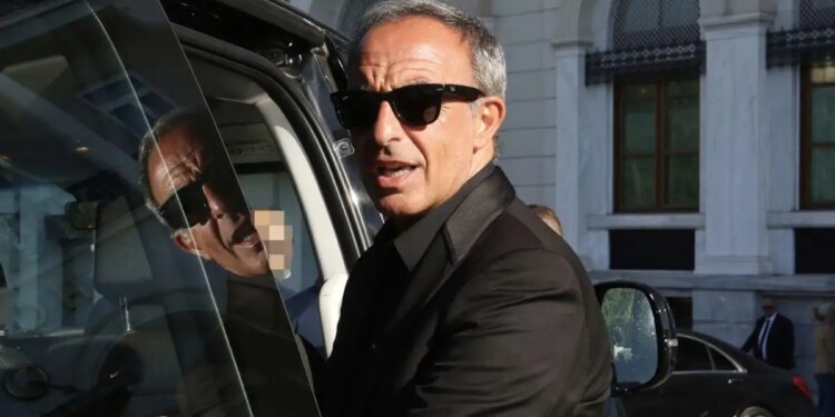 Νίκος Αλιάγας: «Η ωραιότερη φωτογραφία και η πιο σκληρή που έχω βγάλει στη ζωή μου ήταν την ώρα της κηδείας του πατέρα μου»