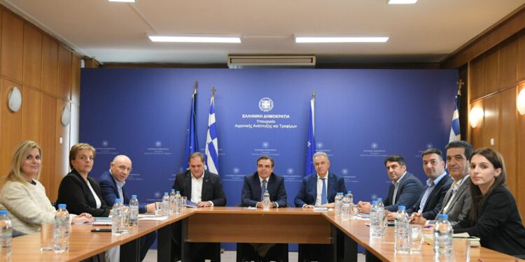 Ξεκίνησε ο «Διάλογος με την παραγωγή» – Πρώτη συνάντηση του Μαργαρίτη Σχοινά με την ΕΘΕΑΣ