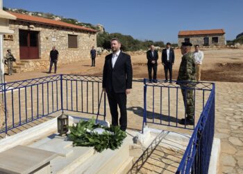 Στη Ρω ο Νίκος Ανδρουλάκης - Κατέθεσε στεφάνι στο μνημείο της «Κυράς της Ρω»
