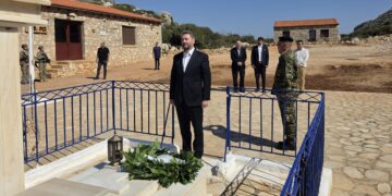 Στη Ρω ο Νίκος Ανδρουλάκης - Κατέθεσε στεφάνι στο μνημείο της «Κυράς της Ρω»