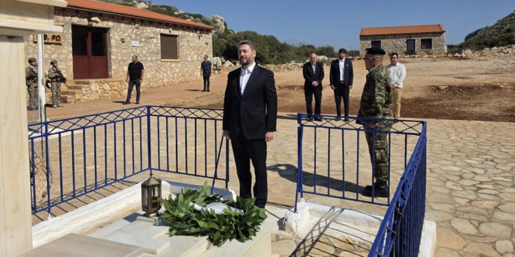 Στη Ρω ο Νίκος Ανδρουλάκης - Κατέθεσε στεφάνι στο μνημείο της «Κυράς της Ρω»
