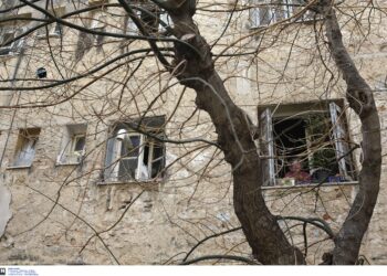 Κυψέλη: Δίδυμα δύο ετών βρέθηκαν μόνα τους σε διαμέρισμα - Συνελήφθη η μητέρα τους - ertnews.gr