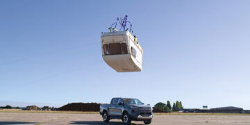 Έριξαν ένα τροχόσπιτο πάνω σε ένα Toyota Hilux. Ποιο θα κερδίσει; (+ video)