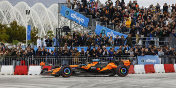 Η Αθήνα στην pole position με McLaren! Χιλιάδες φίλοι του motorsport στο πρώτο Allwyn x McLaren Racing Live event