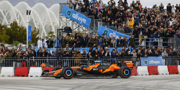Η Αθήνα στην pole position με McLaren! Χιλιάδες φίλοι του motorsport στο πρώτο Allwyn x McLaren Racing Live event