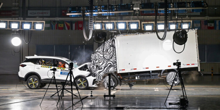Chery Tiggo 7 εναντίον φορτηγού: Η εταιρεία έκανε live crash test (+video)