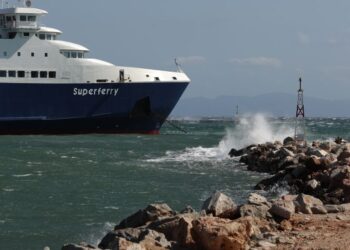 Παραμένει το απαγορευτικό απόπλου από Πειραιά, Ραφήνα και Λαύριο – Ακυρώνονται τα βραδινά δρομολόγια προς Κρήτη