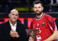 Βραβεύτηκε από τον Ολυμπιακό ο Πίτερς - www.ertsports.gr