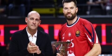 Βραβεύτηκε από τον Ολυμπιακό ο Πίτερς - www.ertsports.gr
