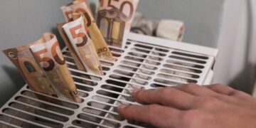 «Φωτιά» τα καύσιμα: Στροφή των νοικοκυριών στο ρεύμα λόγω ακρίβειας σε πετρέλαιο και φυσικό αέριο - Πόσο συμφέρει
