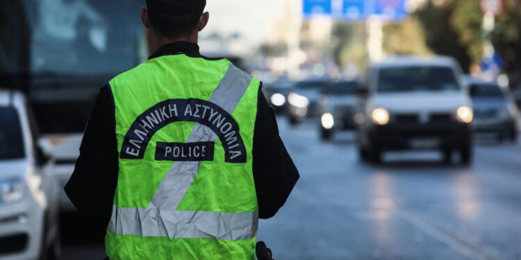 Τροχαίο στην Καλλιθέα: Οδηγός μηχανής εγκατέλειψε τη συνεπιβάτιδά του σοβαρά τραυματισμένη και εξαφανίστηκε - ertnews.gr