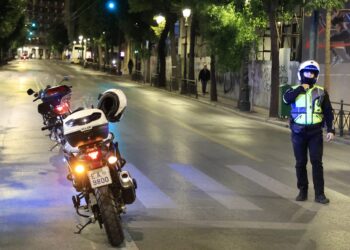 Σπάτα: Όχημα παρέσυρε τροχονόμο και τον τραυμάτισε ελαφρά