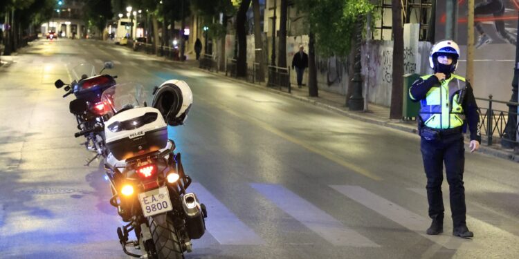 Σπάτα: Όχημα παρέσυρε τροχονόμο και τον τραυμάτισε ελαφρά
