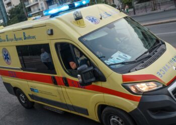 Τροχαίο στην Αττική Οδό: Φορτηγό συγκρούστηκε με Ι.Χ. - Εκσφενδονίστηκε ο οδηγός φορτηγού και έπεσε στις γραμμές του τρένου - ertnews.gr