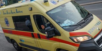 Τροχαίο στην Αττική Οδό: Φορτηγό συγκρούστηκε με Ι.Χ. - Εκσφενδονίστηκε ο οδηγός φορτηγού και έπεσε στις γραμμές του τρένου - ertnews.gr