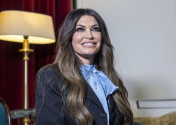 Ο Λευκός Οίκος ζήτησε την παραίτηση της Κίμπερλι Γκιλφόιλ - «Ψευδείς οι κατηγορίες, θα υπερασπιστώ το όνομα μου» απαντά η πρώην πρέσβης