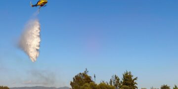 Φωτιά στα Μεταξάτα Κεφαλονιάς: Μήνυμα 112 για απομάκρυνση προς αεροδρόμιο - Στη μάχη εναέρια μέσα - ertnews.gr