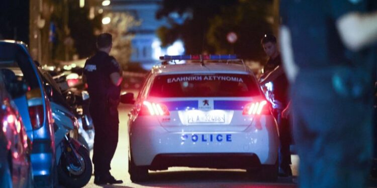 Ελευσίνα: Προσωρινά κρατούμενοι οι δύο κατηγορούμενοι για την επίθεση με μαχαίρι στον 32χρονο