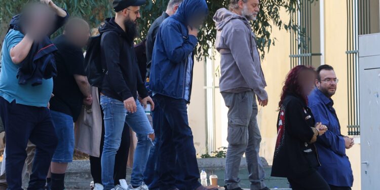 Απάτη σε βάρος του ΕΦΚΑ: Αρνήθηκαν την εμπλοκή τους ο Φίλιππος Καμπούρης και η σύζυγός του - Συνεχίζονται οι απολογίες των κατηγορουμένων - ertnews.gr
