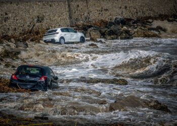 Κακοκαιρία: Νεκρός 62χρονος στη Ρόδο, κόπηκε στα δύο δρόμος στην Εύβοια, πλημμύρες σε Σποράδες και Ωρωπό - Πότε υποχωρούν τα φαινόμενα - ertnews.gr