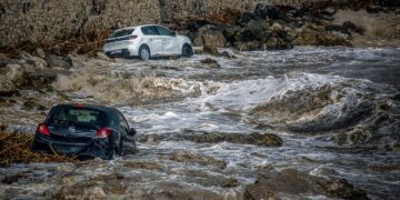 Κακοκαιρία: Νεκρός 62χρονος στη Ρόδο, κόπηκε στα δύο δρόμος στην Εύβοια, πλημμύρες σε Σποράδες και Ωρωπό - Πότε υποχωρούν τα φαινόμενα - ertnews.gr