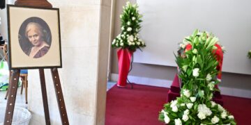 Οικογένεια και φίλοι αποχαιρέτησαν την Μπέτυ Βαλάση - Συγκίνηση στο τελευταίο «αντίο» στη θρυλική «Λωξάντρα»