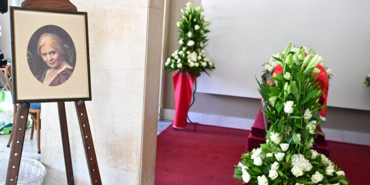 Οικογένεια και φίλοι αποχαιρέτησαν την Μπέτυ Βαλάση - Συγκίνηση στο τελευταίο «αντίο» στη θρυλική «Λωξάντρα»