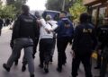 Βίντεο ντοκουμέντο του ΕΡΤnews: Καρέ καρέ η διαφυγή των τριών δραστών από το κτίριο στην Πλάκα – Απολογούνται τη Δευτέρα