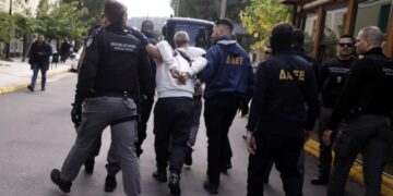 Βίντεο ντοκουμέντο του ΕΡΤnews: Καρέ καρέ η διαφυγή των τριών δραστών από το κτίριο στην Πλάκα – Απολογούνται τη Δευτέρα