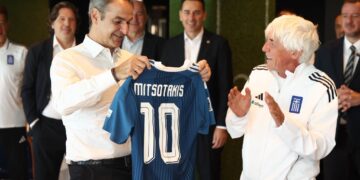 Θεσσαλονίκη: Επίσκεψη του Πρωθυπουργού Κυριάκου Μητσοτάκη στο ξενοδοχείο της Εθνικής ομάδας- «Εκπλήξατε πολλούς αλλά όχι τους εαυτούς σας»