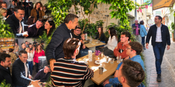 Συνάντηση Τσίπρα με φοιτητές στον Βόλο: «Οι πολιτικές Μητσοτάκη στερούν από τους νέους το δικαίωμα στο όνειρο»