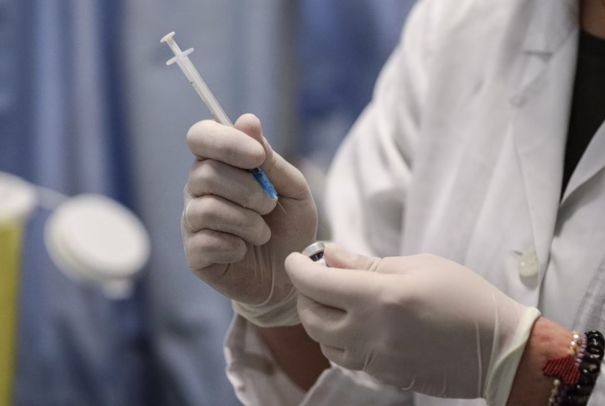 Γρίπη, Covid, RSV: Οι νέες συστάσεις εμβολιασμού για τον χειμώνα από τον ΕΟΔΥ