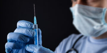 Καρκίνος και εμβόλια: Ποια είναι απαραίτητα και τι πρέπει να προσέχουν οι ασθενείς