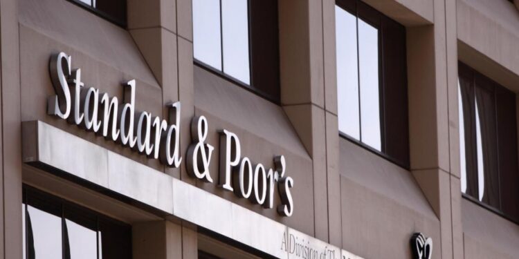 S&P: Επιβεβαίωσε το ελληνικό αξιόχρεο στη βαθμίδα ΒΒΒ με σταθερές προοπτικές