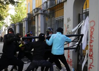 Αλβανία: Σοβαρά επεισόδια σε φοιτητικές διαδηλώσεις - Πέταξαν πέτρες και τσιμεντόλιθους στο υπουργείο Παιδείας