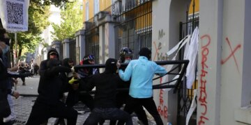 Αλβανία: Σοβαρά επεισόδια σε φοιτητικές διαδηλώσεις - Πέταξαν πέτρες και τσιμεντόλιθους στο υπουργείο Παιδείας