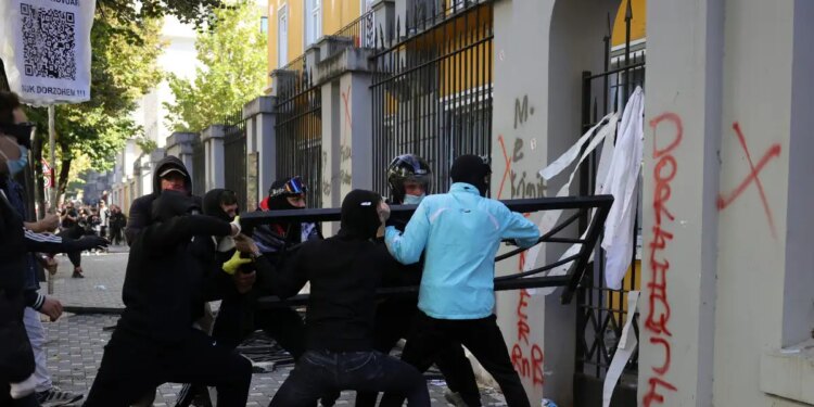 Αλβανία: Σοβαρά επεισόδια σε φοιτητικές διαδηλώσεις - Πέταξαν πέτρες και τσιμεντόλιθους στο υπουργείο Παιδείας